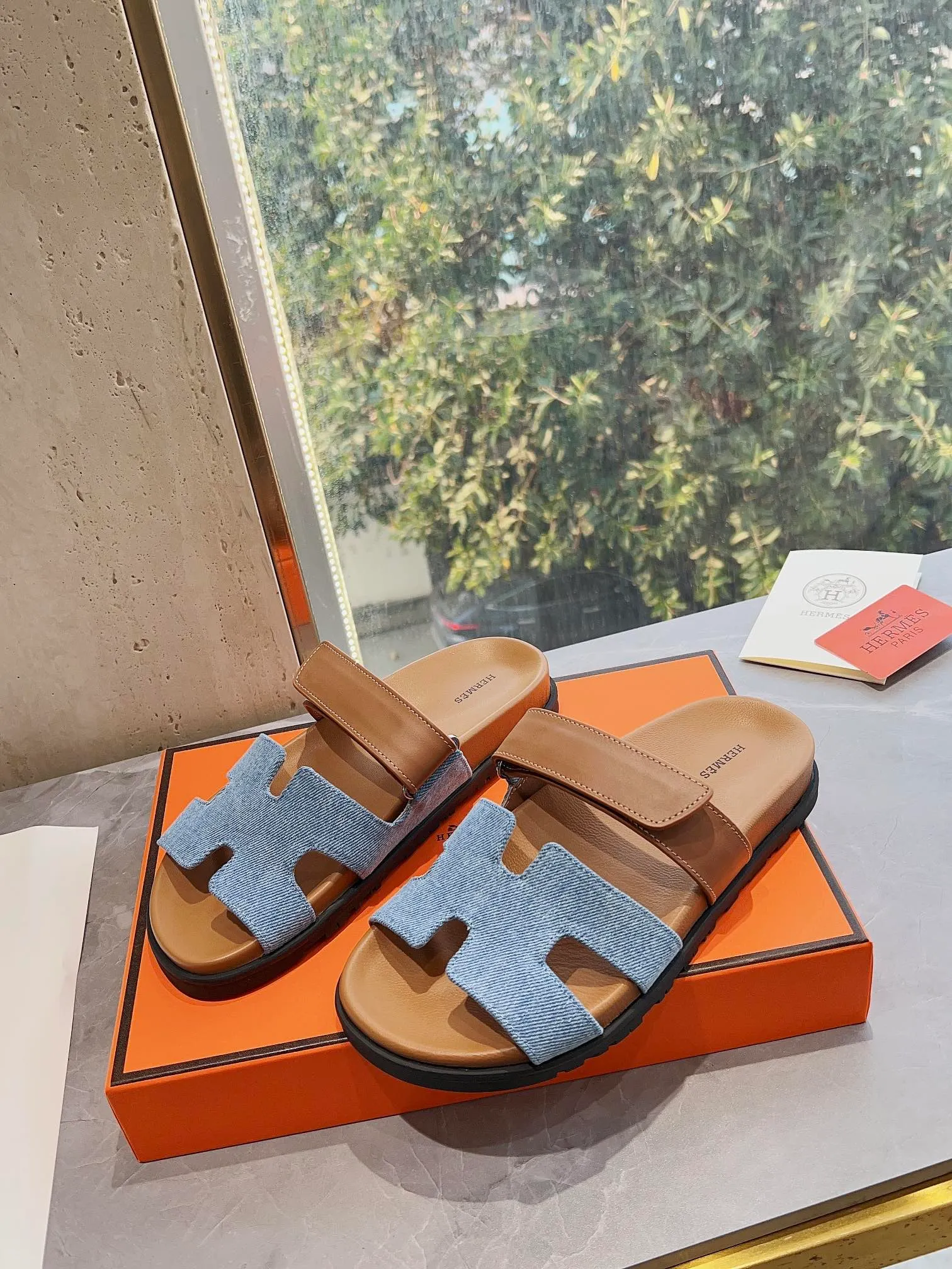 👟👟Ex-factory price 440👟👟 Men's size +10 H family 2024 spring and summer new style HERMES Hermes' recently popular couple's shoes, pig nose angle sandals and slippers, paired with various colorful socks, extremely trendy. Upper lining: imported original material. Outsole: non-slip and wear-resistant outsole. Size: Female 35-42 (40/42 non-returnable and non-exchangeable) Men’s size: 39-45 (45 is non-refundable and non-exchangeable)